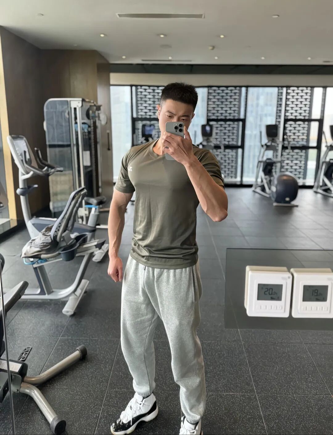 健身房自拍兵哥哥，蓝色内裤边露出太诱人了！