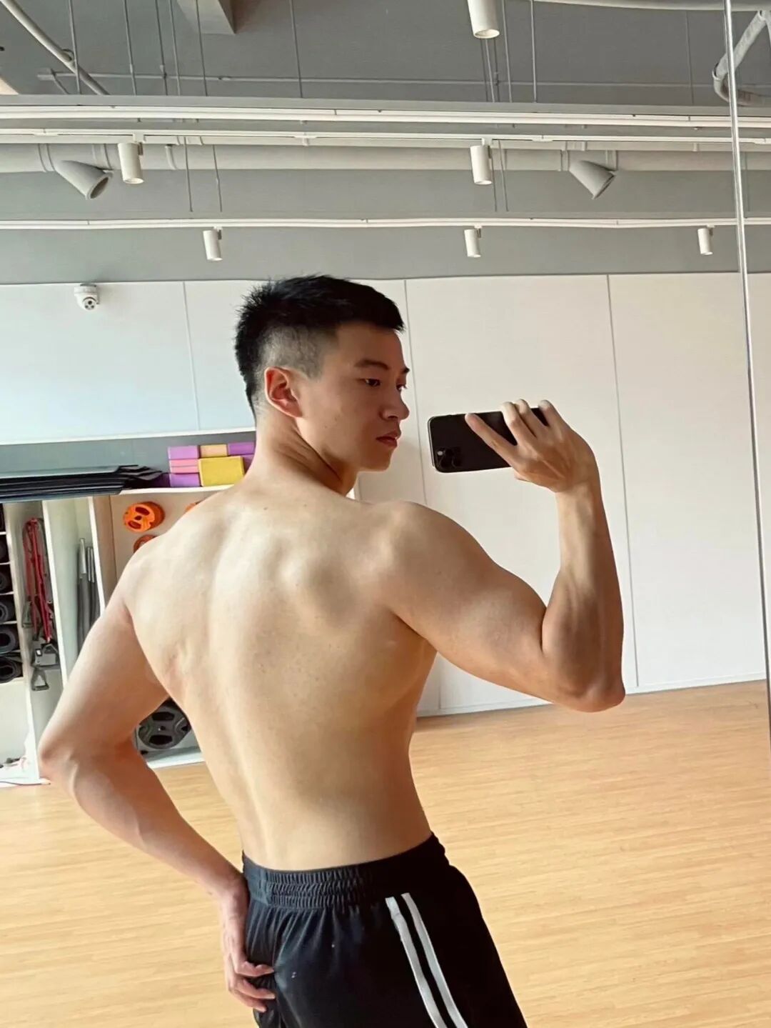 健身房自拍兵哥哥，蓝色内裤边露出太诱人了！