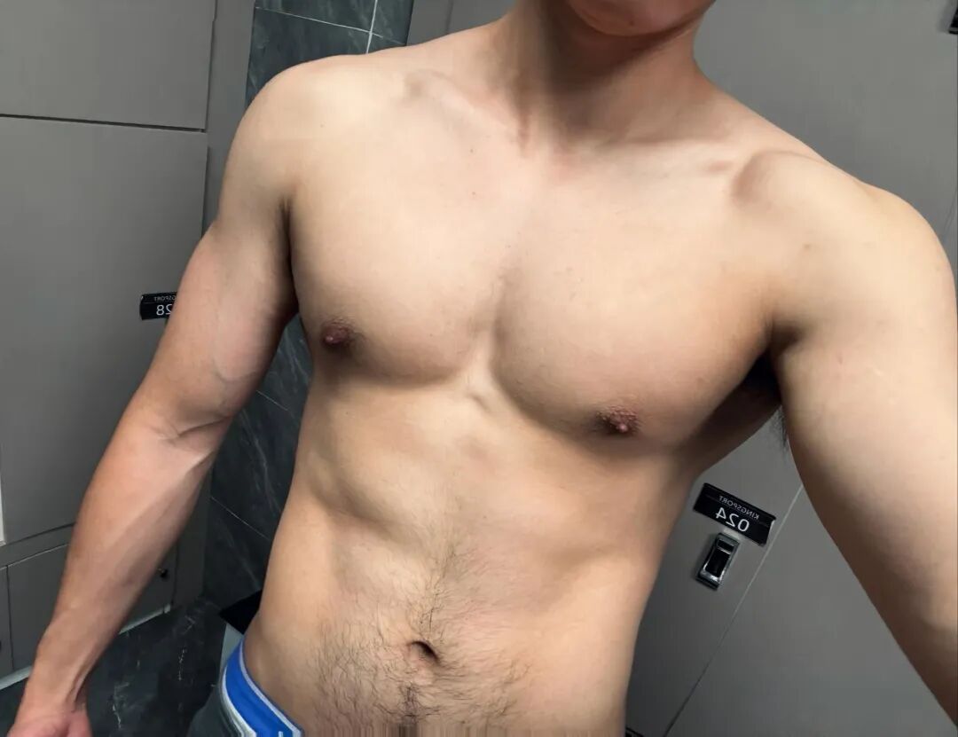 健身房自拍兵哥哥，蓝色内裤边露出太诱人了！