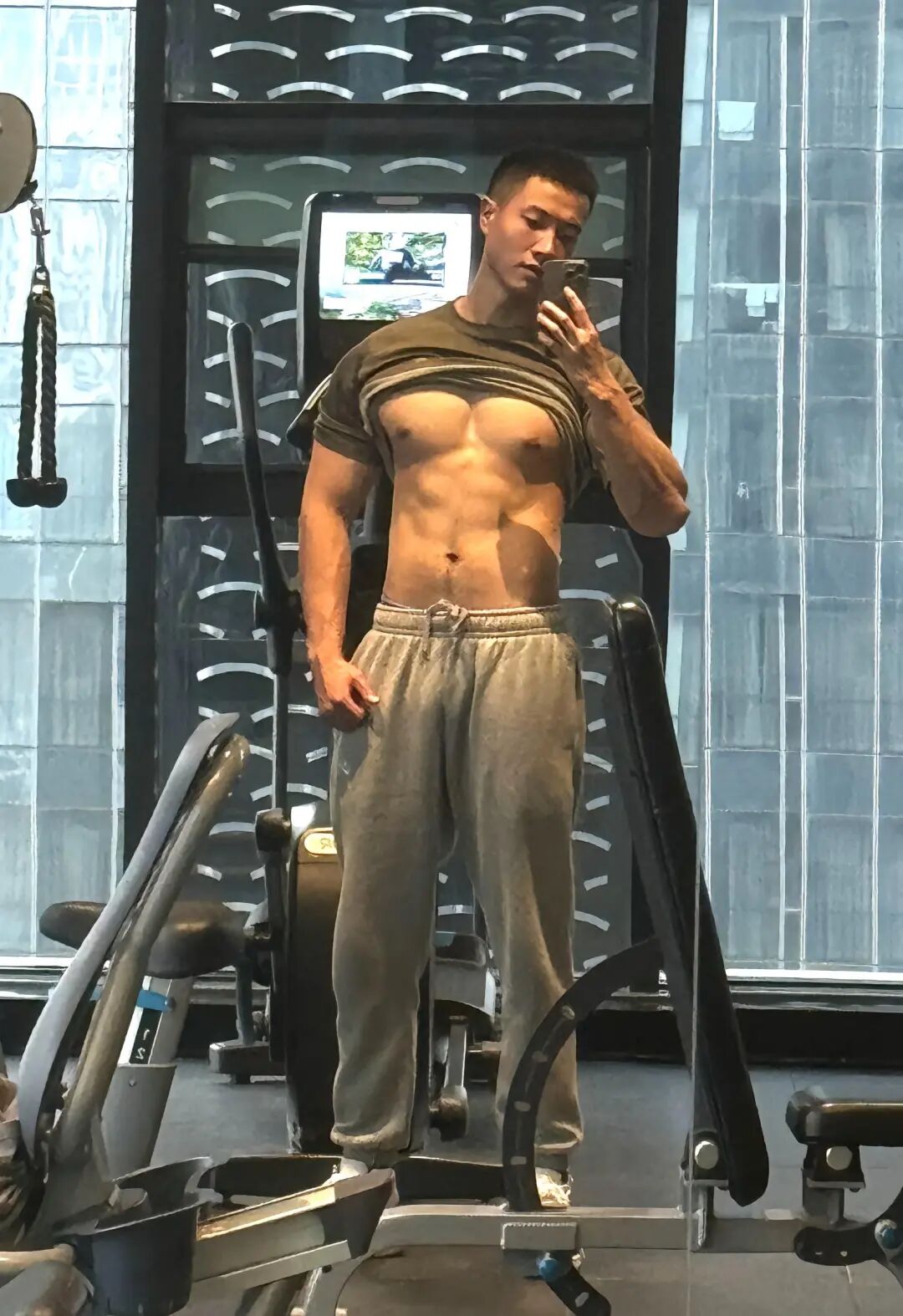 健身房自拍兵哥哥，蓝色内裤边露出太诱人了！