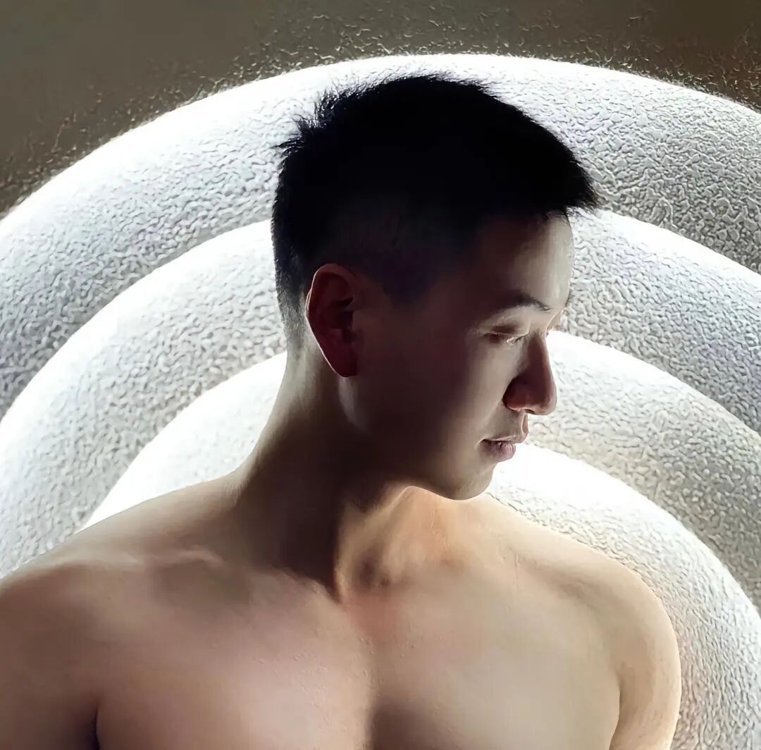 健身房自拍兵哥哥，蓝色内裤边露出太诱人了！