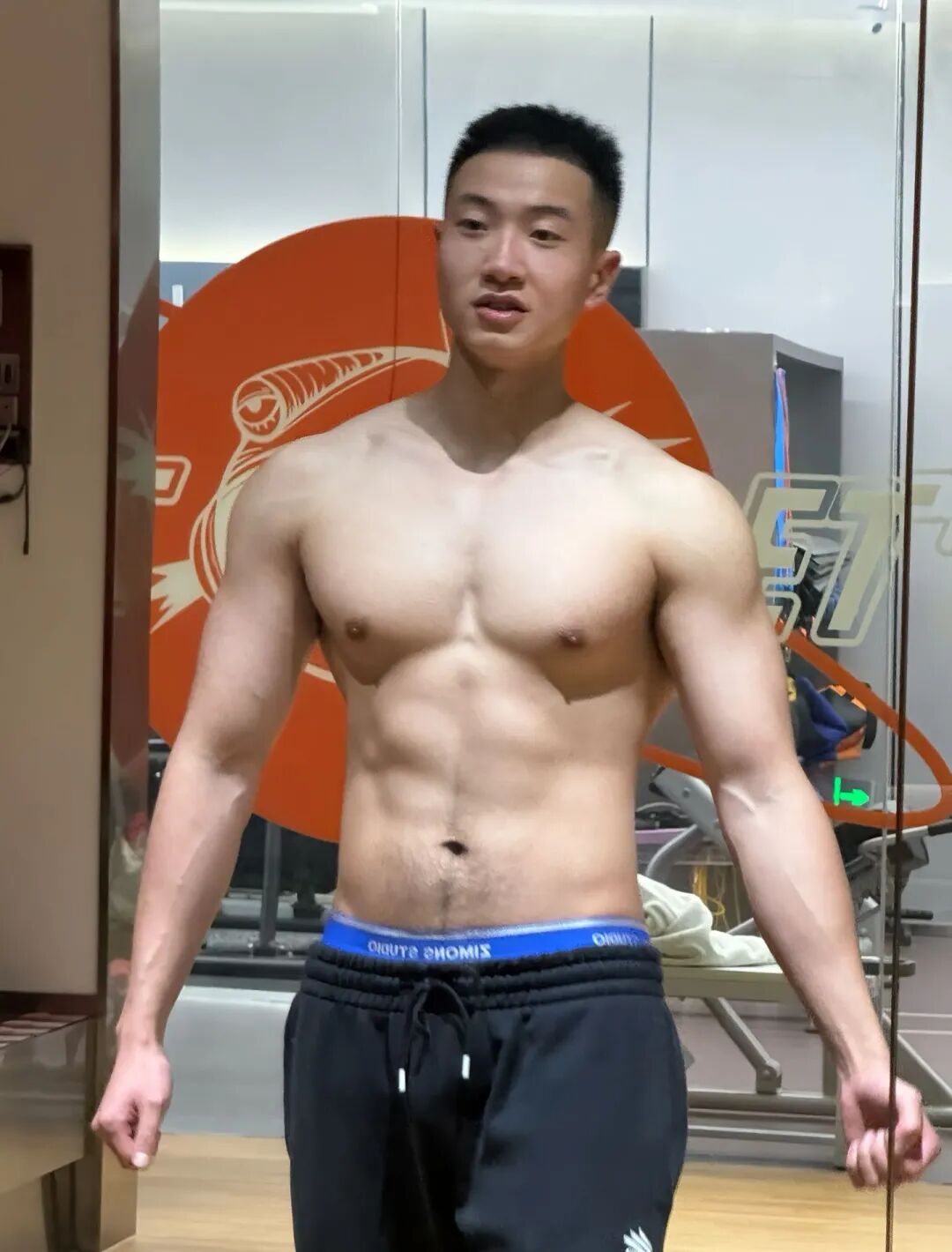 健身房自拍兵哥哥，蓝色内裤边露出太诱人了！