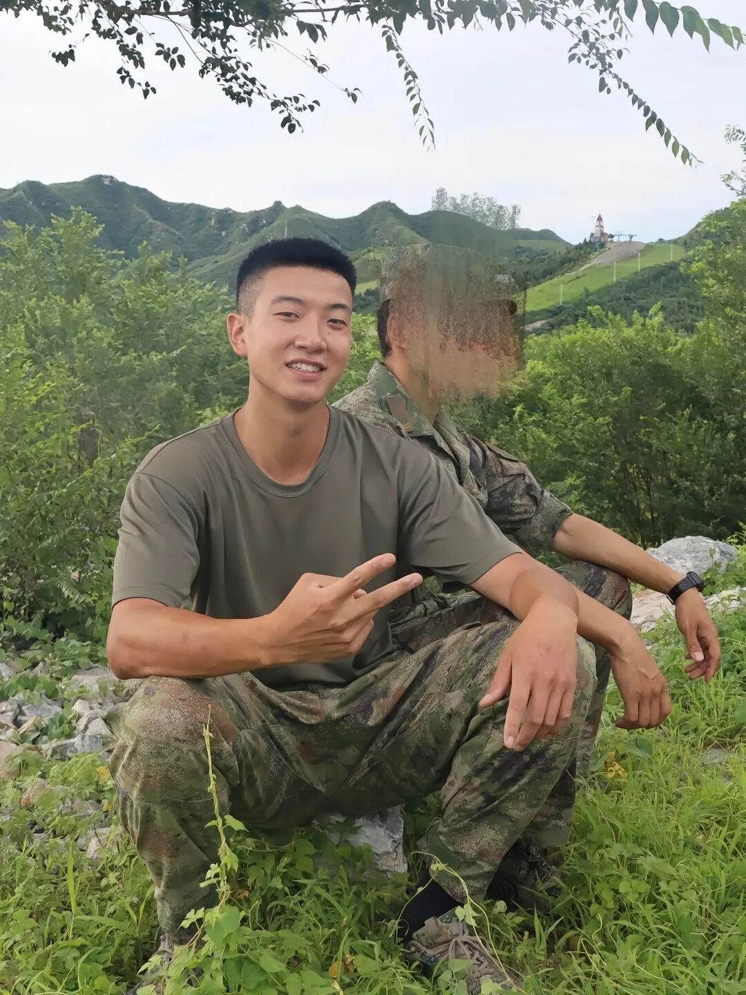 健身房自拍兵哥哥，蓝色内裤边露出太诱人了！