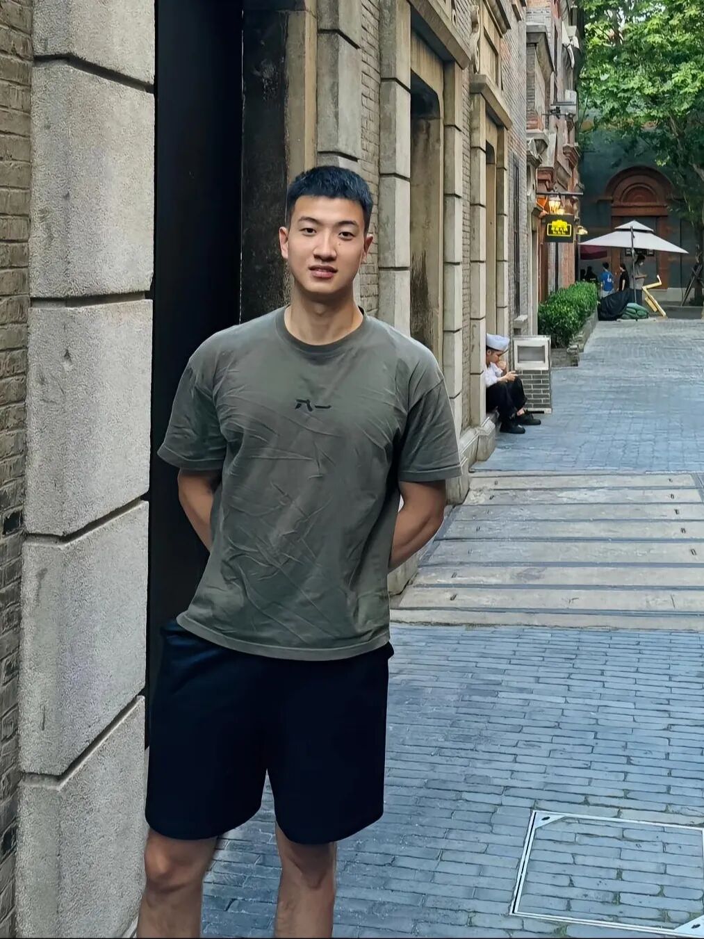 健身房自拍兵哥哥，蓝色内裤边露出太诱人了！