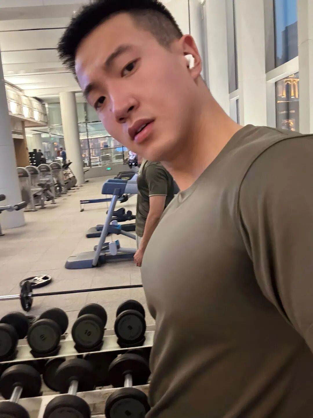 健身房自拍兵哥哥，蓝色内裤边露出太诱人了！