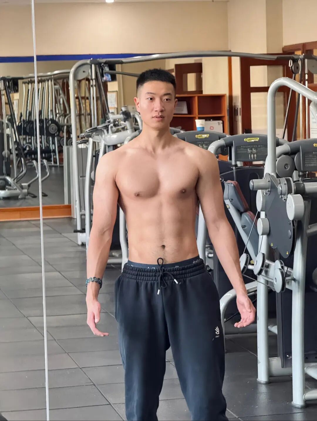 健身房自拍兵哥哥，蓝色内裤边露出太诱人了！