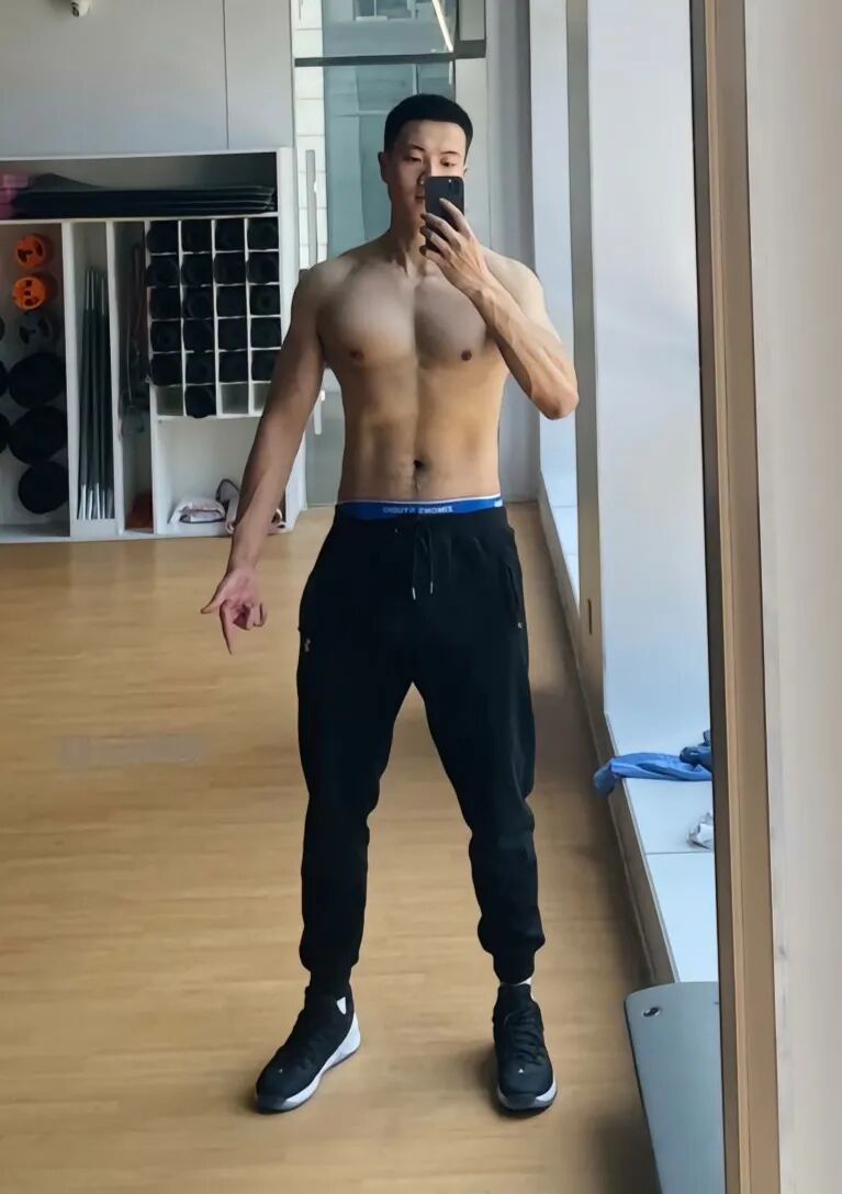 健身房自拍兵哥哥，蓝色内裤边露出太诱人了！