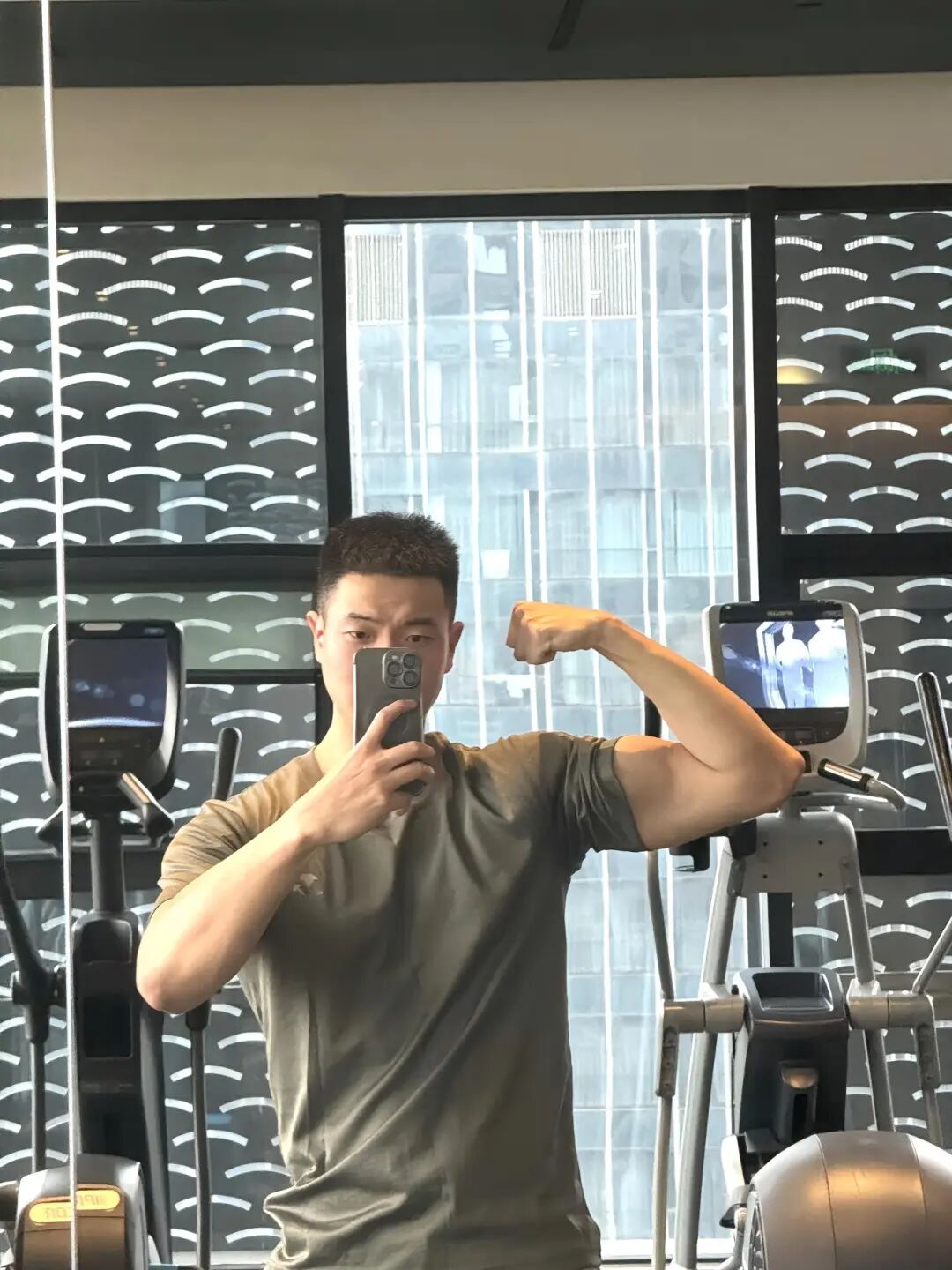 健身房自拍兵哥哥，蓝色内裤边露出太诱人了！