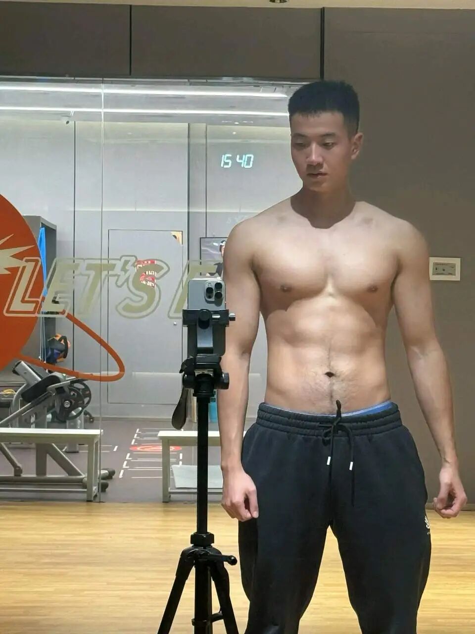 健身房自拍兵哥哥，蓝色内裤边露出太诱人了！