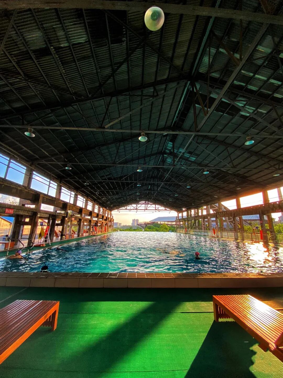 紫泥堂游泳馆是一所具备专业资质和专业配备的半室内中高档游泳馆,场