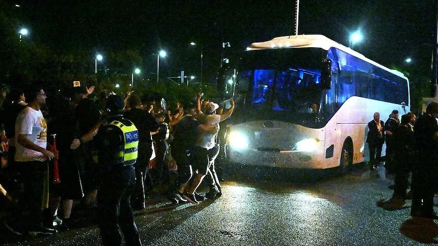 伊朗女足大巴在澳遭围堵！因拒唱国歌被批“叛徒”，回国后恐遭处罚（组图） - 1