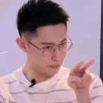 买超改“张嘉倪老公”简介，第二次被拍带美女泡吧心虚了？