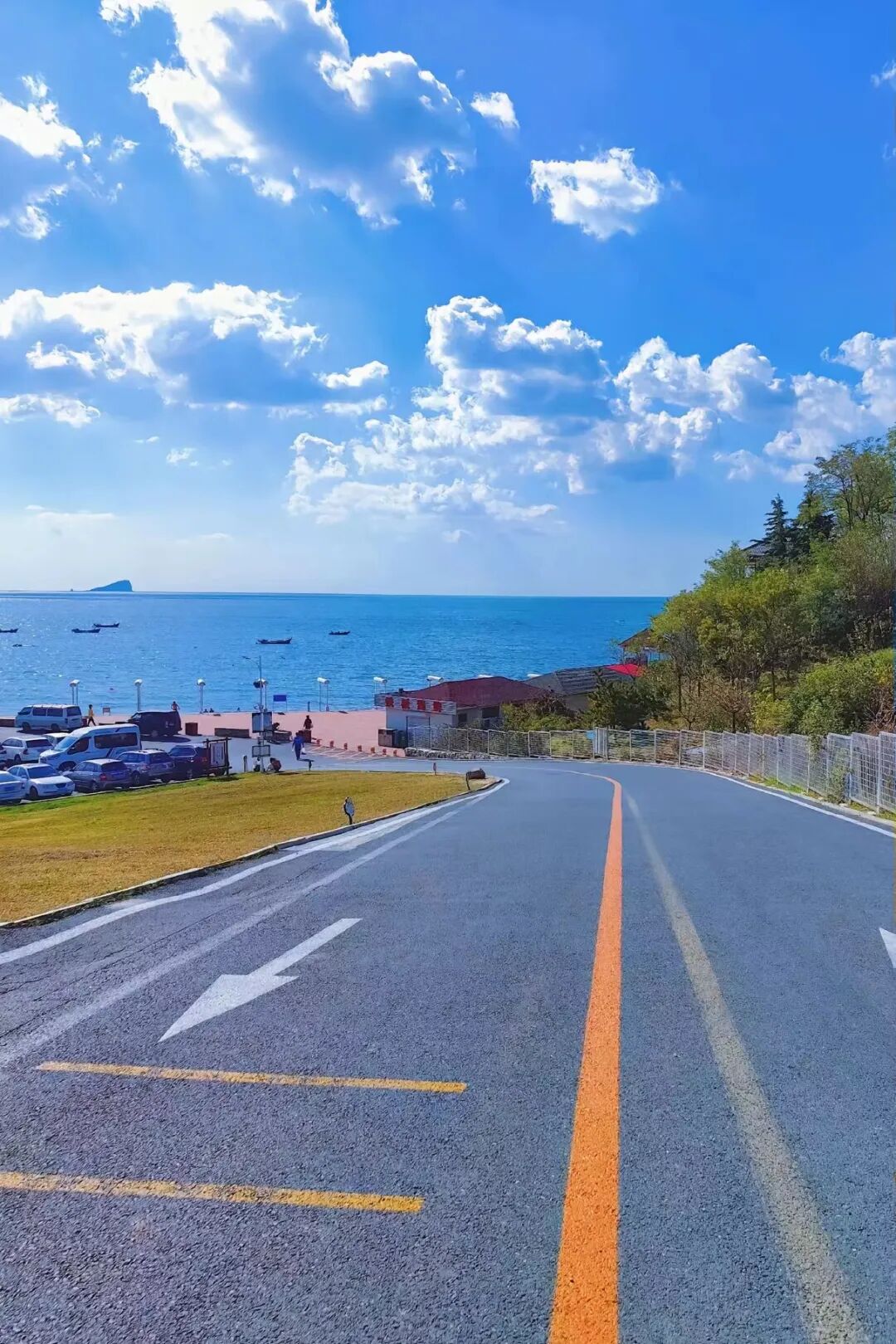 47路,541路,702路公交车到银沙滩下车后步行前往;●自驾可导航"银沙滩