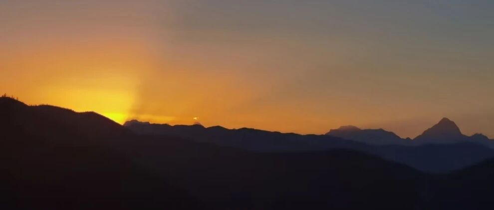 你一定不知道，在川藏线318天路十八弯也能远眺贡嘎雪山