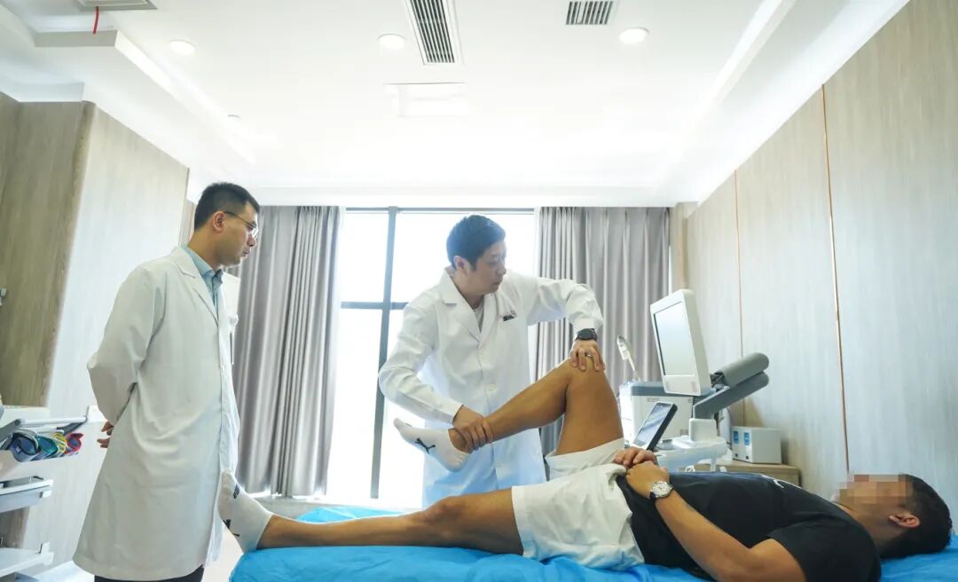 医生为患者治疗.jpg