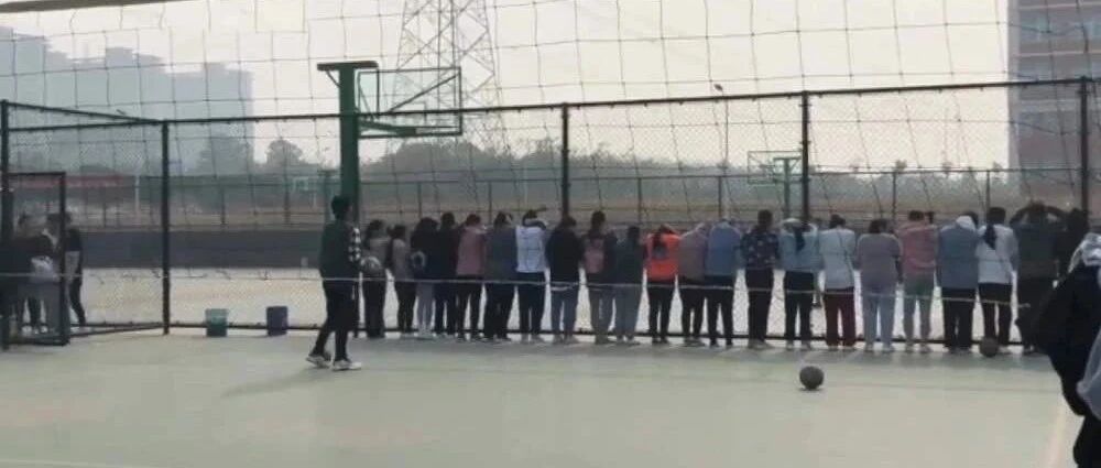 体育教练用排球砸学生，体罚！你怎么看？