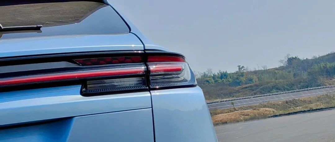 独占一条高速公路，我把它开到了200+！