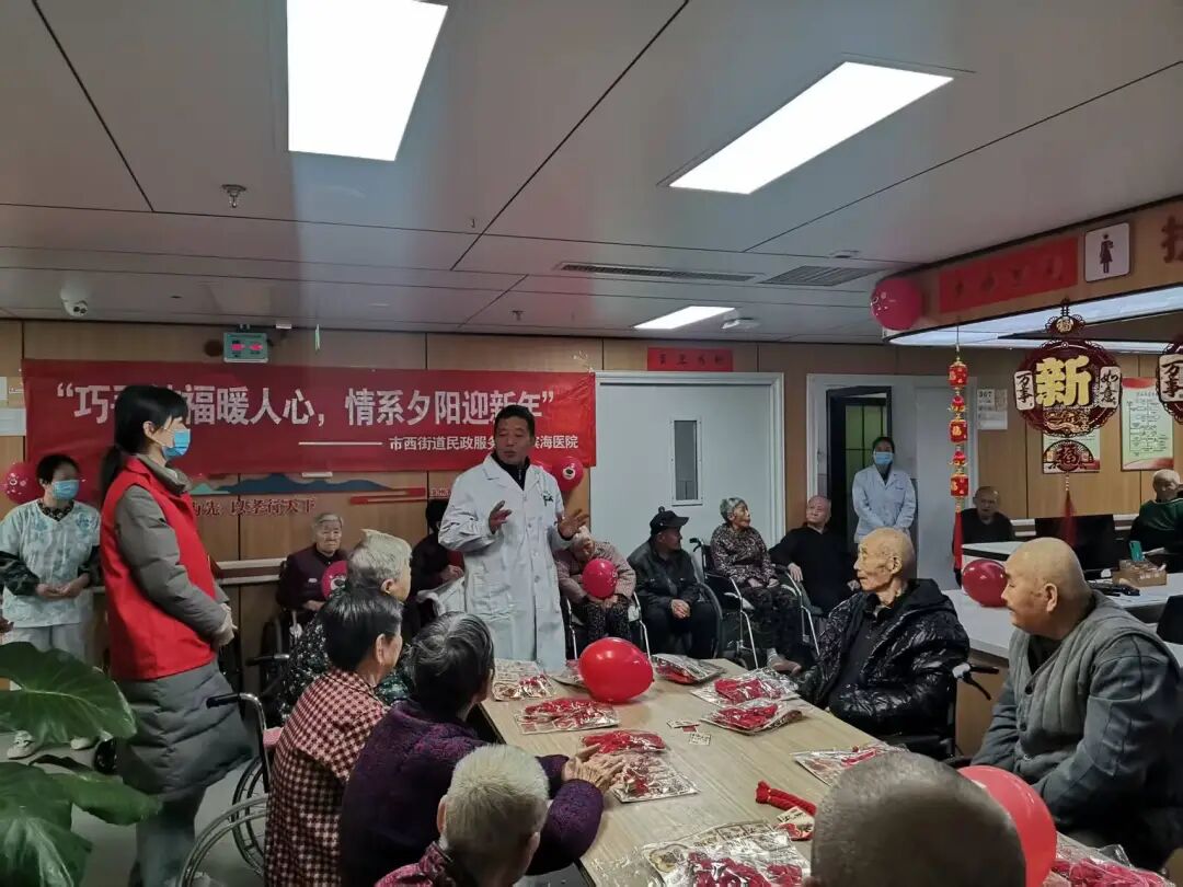 巧手结福暖人心 情系夕阳迎新春