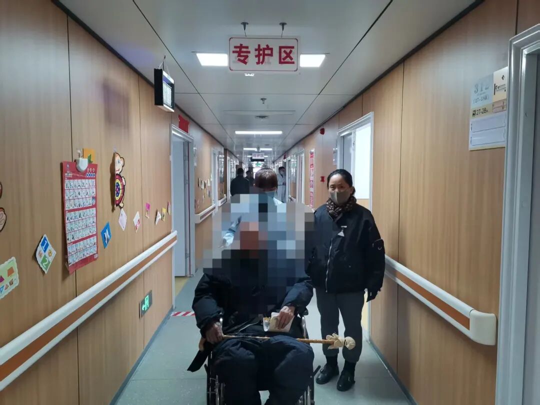 笑容里藏不住幸福感