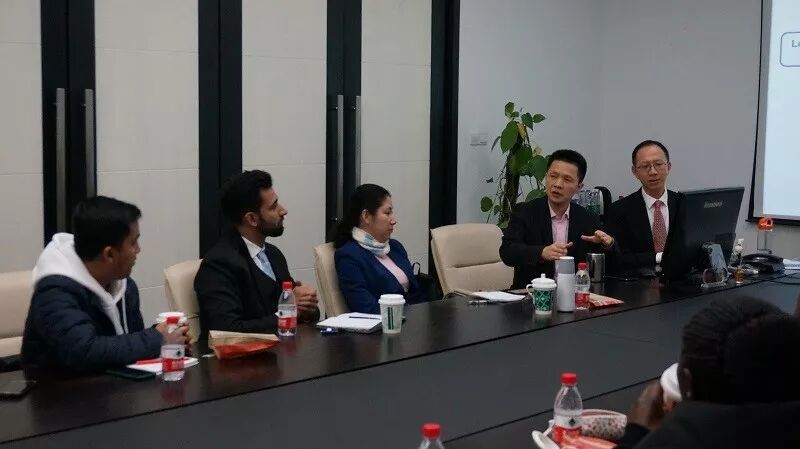 普世所为华东政法大学“一带一路”留学生讲授中国法律制度 | 普世公益