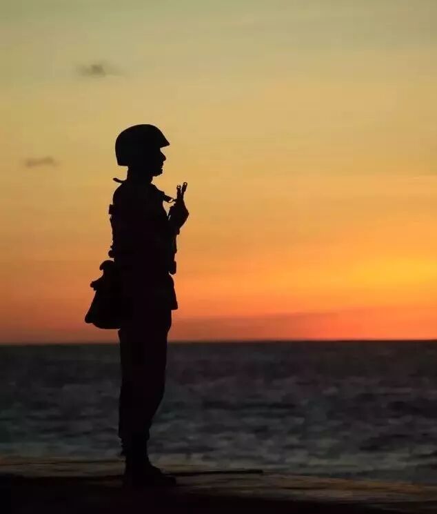 他们正在边关哨所站岗此刻他们和往常一样坚守战位此刻——中国军人请