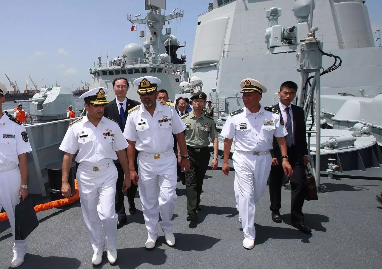 巴铁海军参谋长参观中国神盾舰中巴友谊比蜜甜图