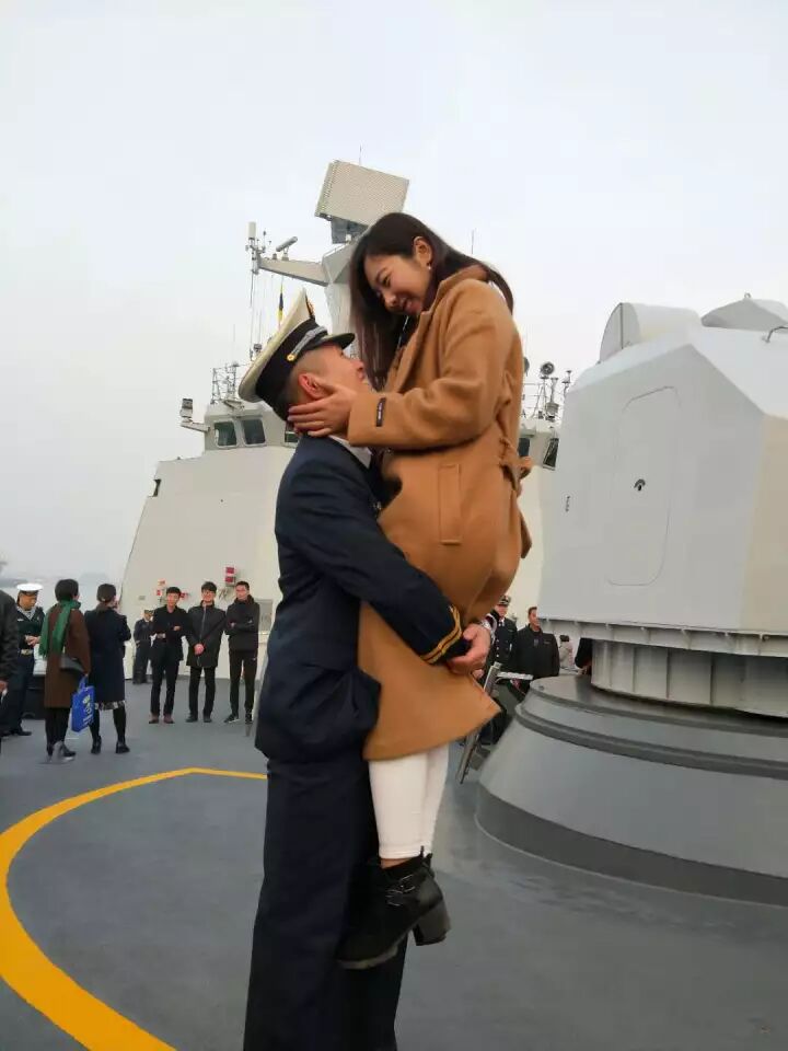 中国海军第二十八批护航编队,从山东青岛某军港解缆起航,一对情侣的