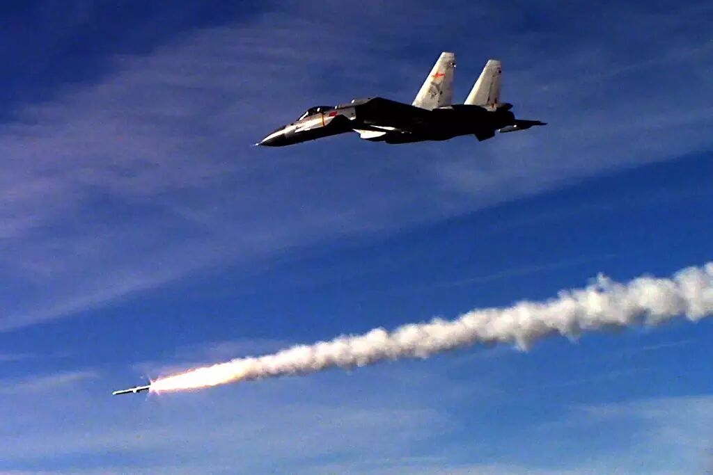 歼15舰载战斗机发射导弹.