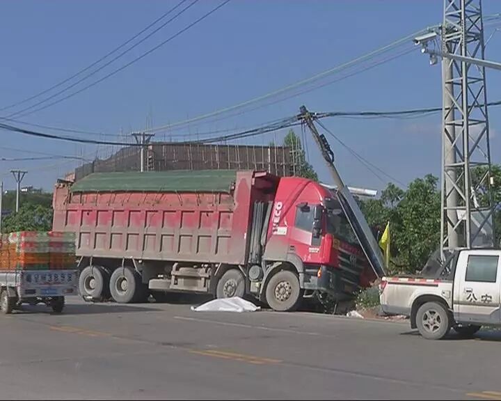 大货车|行车注意！近日大货车碰撞自行车，一人当场死亡