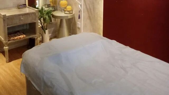 揭秘乳房按摩产业：美容师捏着我的胸说，你有病，我们能治（组图） - 9