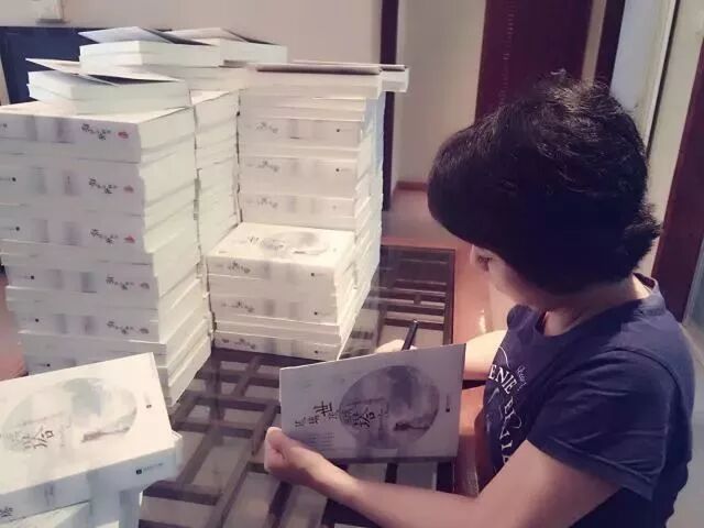 姞文在签名售书。