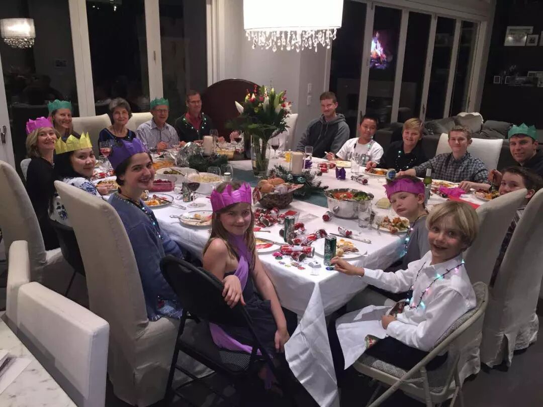 姞文和朋友们聚会合影，她是照片的拍摄者。通过她，身边的老外朋友们都成了南京迷。