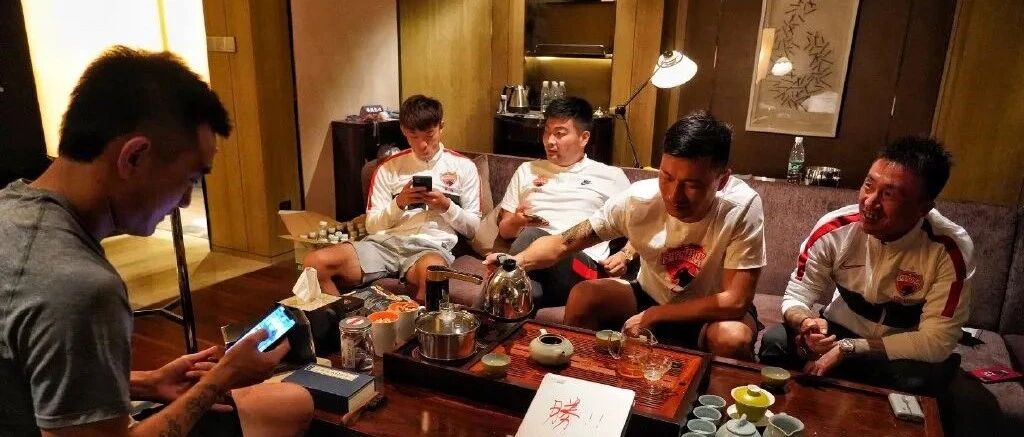 封闭岁月如何度过 郑凯木品茶不缺同好 有人要追《隐秘的角落》