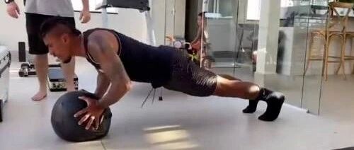 自宣很快加盟成都的乔纳森仍无音讯 众多巴西老乡也堵在路上……