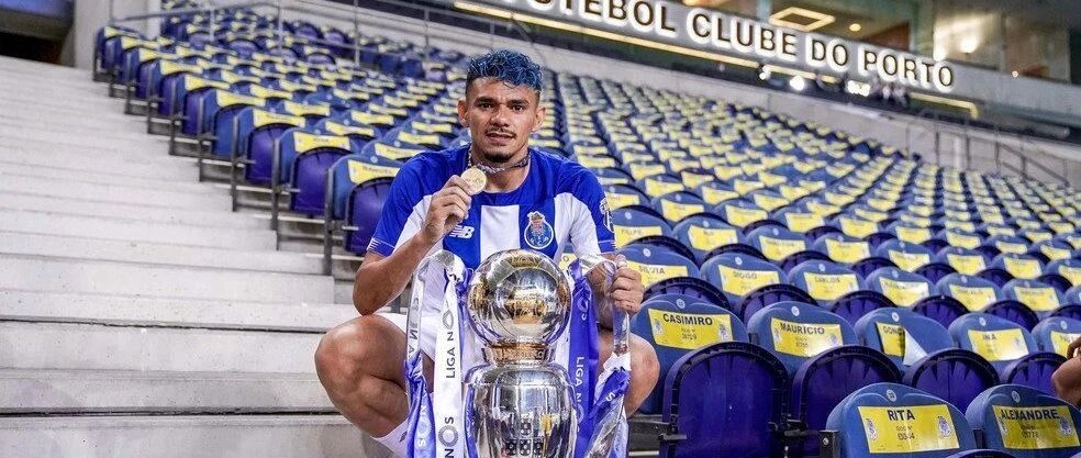 泰达敲定蒋圣龙 苏亚雷斯选定功勋号码 中超其他外援又在忙些啥？