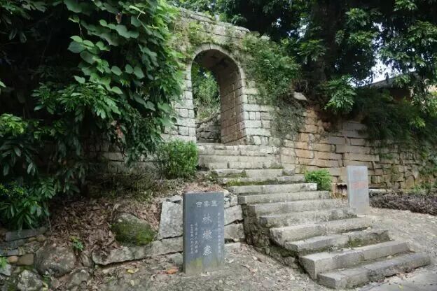 奎璧齐辉楼,有180多年历史,座南向北,为土石木结构,布置严谨,宽敞明亮