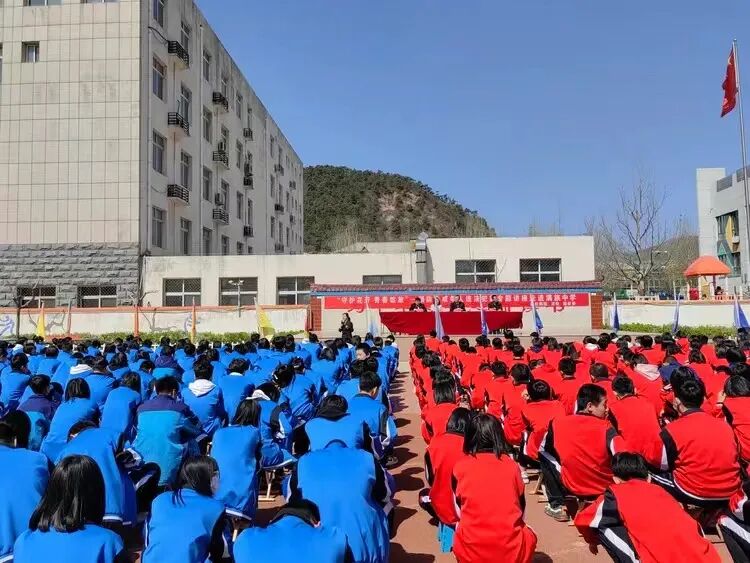 专职委员王小东,青龙团县委书记黄丹,满族中学校长张学刚参加普法宣传