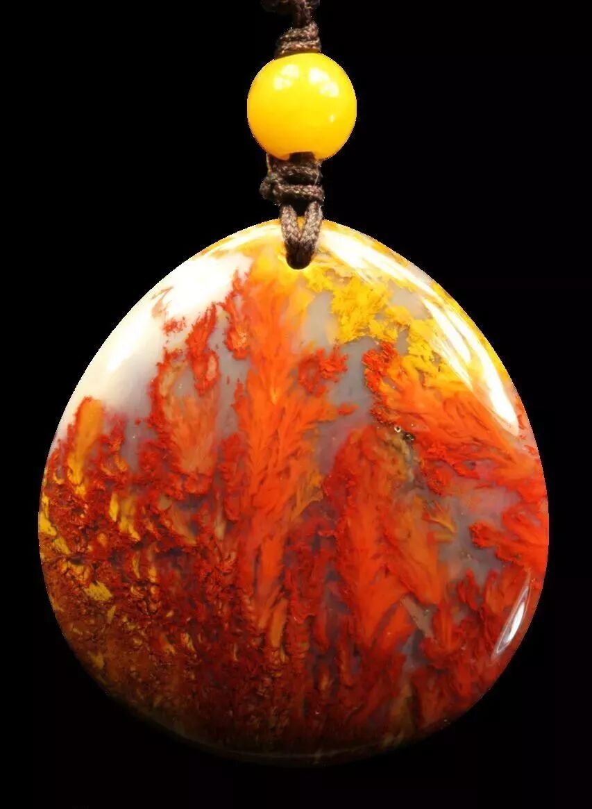 七彩玛瑙是玛瑙石中一个独特而稀有的品种,顾名思义就是能在一块玛瑙