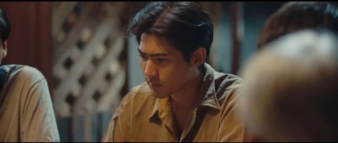 二儿子协助爸爸料理家中农务,不苟言笑.