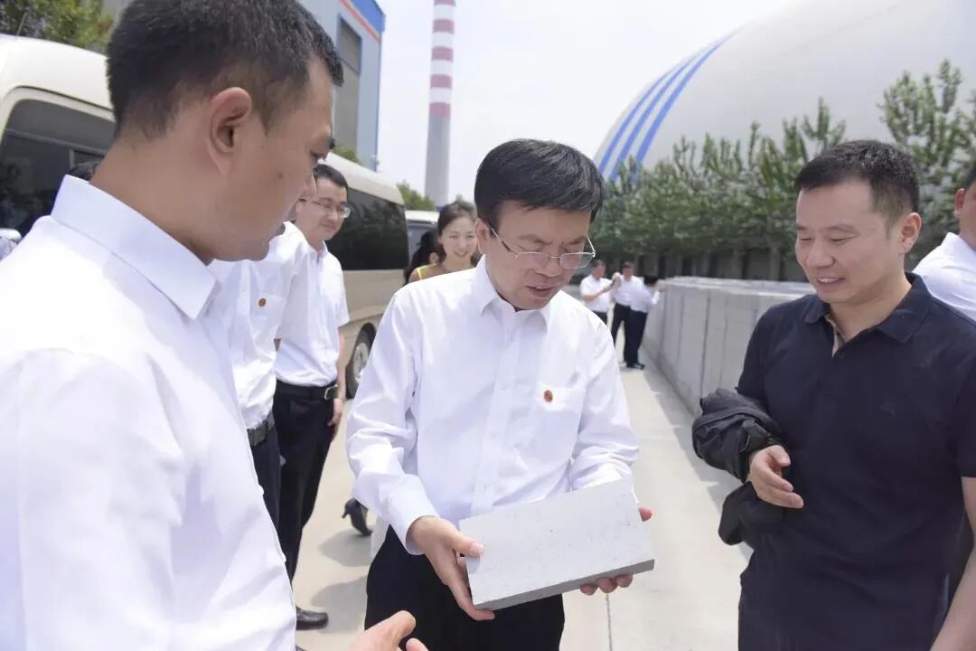 签约仪式前,张义光一行在张刚的陪同下,参观了信发集团产业园,实地