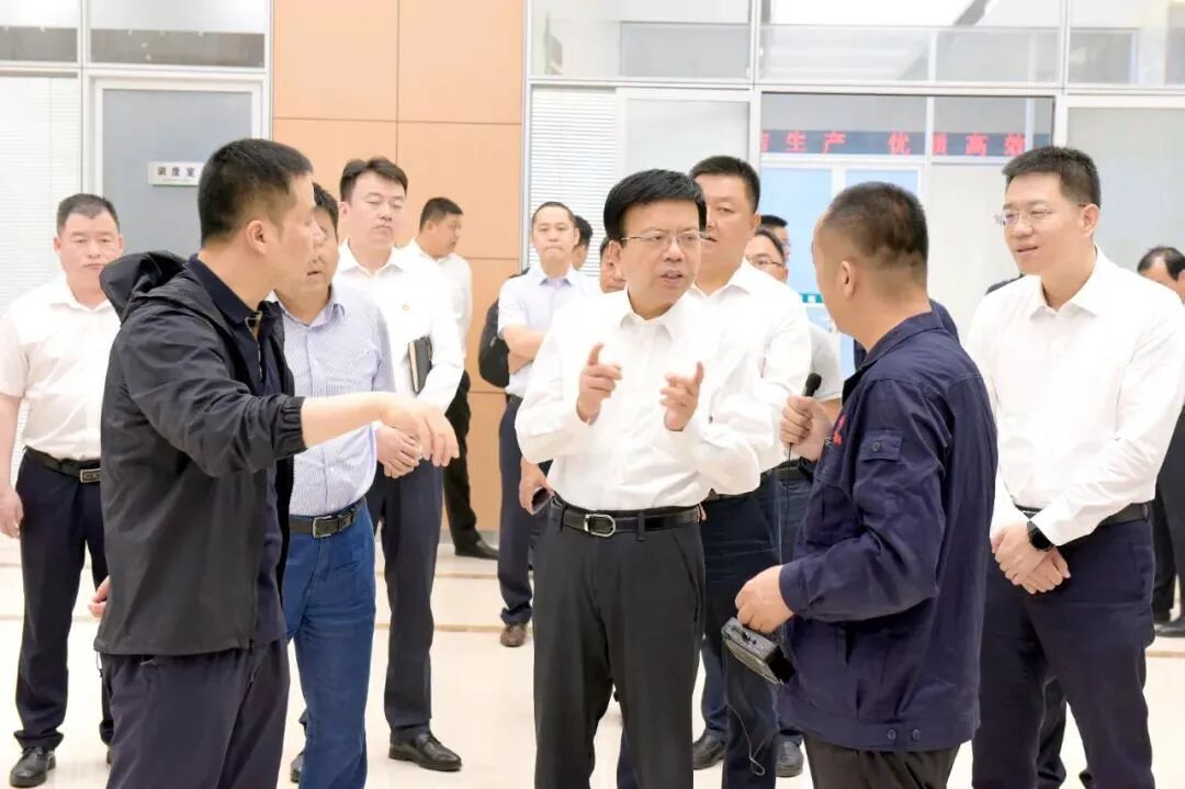 签约仪式前,张义光一行在张刚的陪同下,参观了信发集团产业园,实地