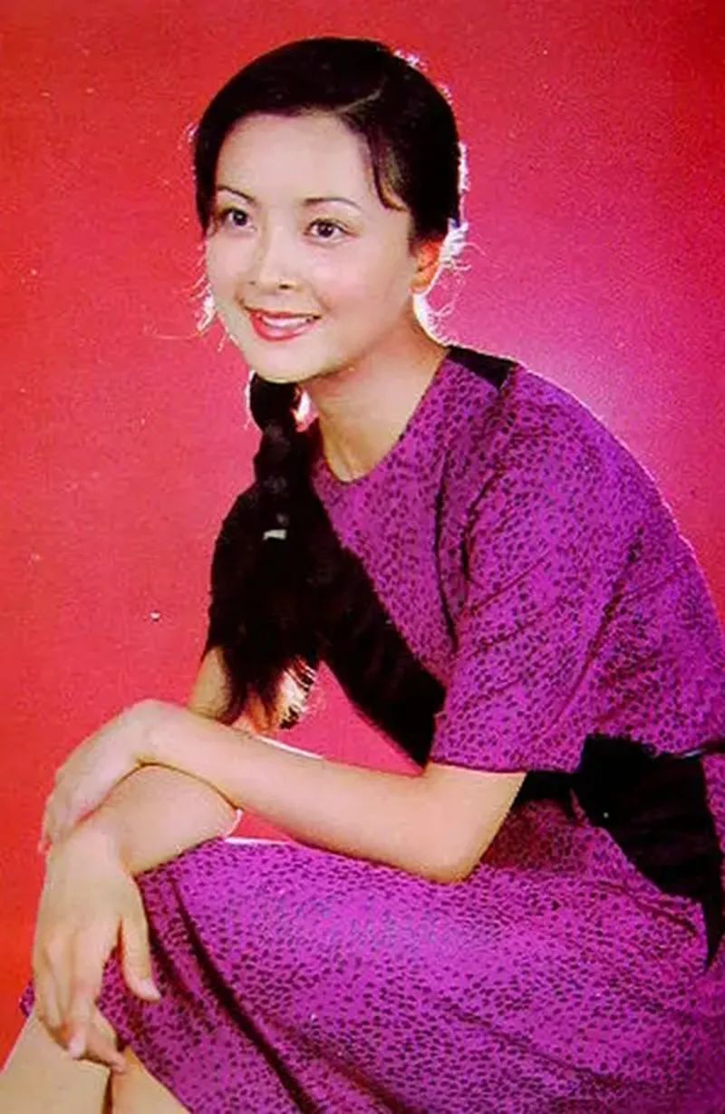 周洁,1961年12月30日出生于上海奉贤,从小长相漂亮,具有文艺特长的她