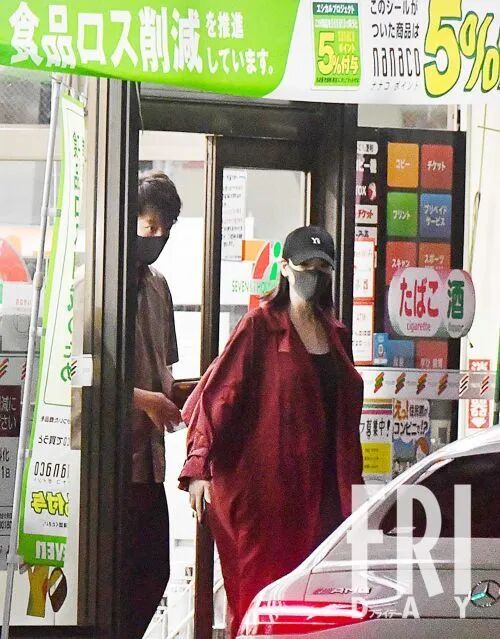 竹内凉真的新女友是三吉彩花 可是你们日本人为什么总要在疫情期间出门