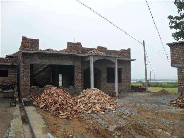 为什么农村很多人喜欢把房子建在路边?原来是..