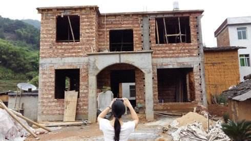 为什么农村很多人喜欢把房子建在路边?原来是..