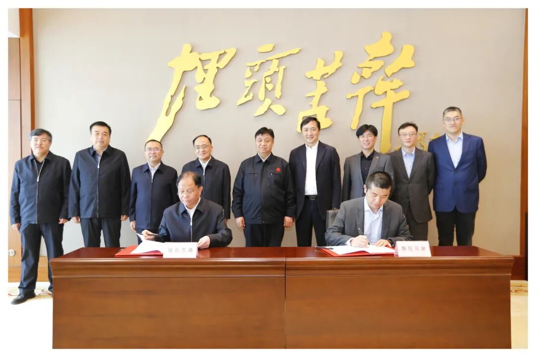 集团副总经理王香增,斯伦贝谢北亚区副总经理雷达代表双方签署战略