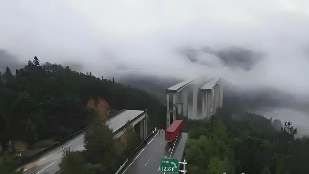 贵州垮塌桥事发瞬间
