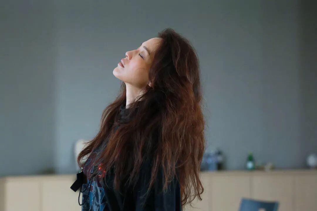 早听：43岁舒淇宣布半停工，39岁容祖儿出行坐轮椅——别再透