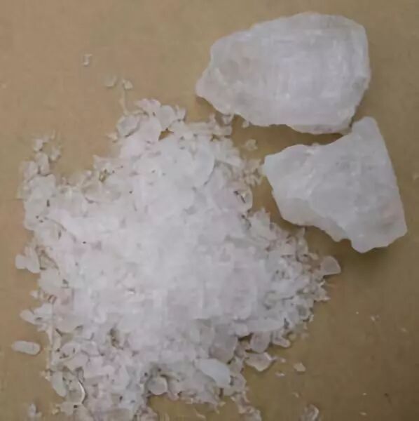 人们无意中发现硝石溶于水时会吸收大量的热量,使水的温度降低