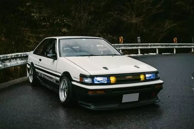 正是源自一代神车-- ae86(levin)